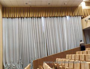 Тюль и ламбрекены на большие окна в театральном зале сбоку от сцены - bolshie_okna-scaled.