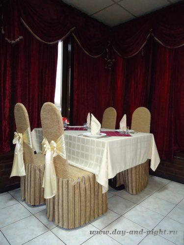 Чехлы на стулья с бантами и столовое бельё в кафе Кольцо, г. Москва - 434.