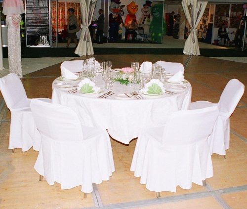 Чехлы на стулья со спинками, круглая скатерть и салфетки крупным планом на выставке в Сокольниках, г. Москва - 405.