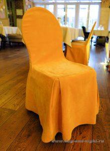 Чехлы на стулья с круглой спинкой 445 крупным планом в ресторане.