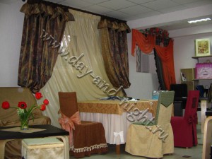 Чехлы на стулья и мебель, скатерти с напероном, шторы и вуаль в шоу-руме, г. Кисловодск - 1.