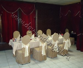 Чехлы на стулья с бантами, шторы и столовое бельё в кафе Кольцо, г. Москва - 02.