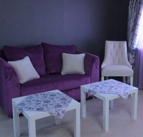 Декоративные подушки на диване и скатерти на столиках в свадебном номере гостиницы, г. Краснознаменск - 6.
