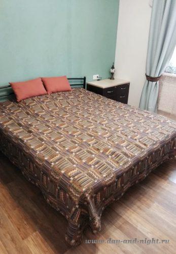 Декоративные подушки и покрывало на кровати - 1102022.
