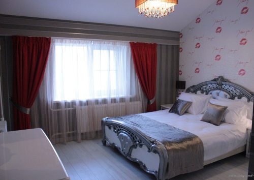 Покрывало саше, двойные шторы и декоративные подушки в спальне гостиничного номера "Элвис", г. Краснознаменск - 01.