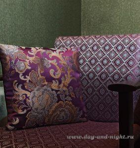 Декоративная подушка на кресле - 1.