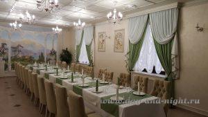 Шторы с ламбрекенами, французские шторы и скатерти с дорожками на стол в ресторане Мельница, Казахстан - 1.