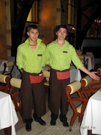 Форма официантов ресторана Дон Педро. Рубашки и фартуки - odezhda_Don_Pedro.