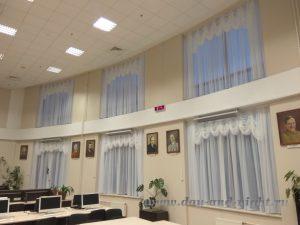 Вуаль и французские шторы на большие окна в читальном зале РЭУ им. Плеханова, г. Москва.