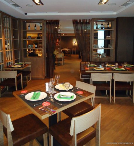Шторы для зонирования зала и плейсматы в ресторане Бразильеро - dsc04503.