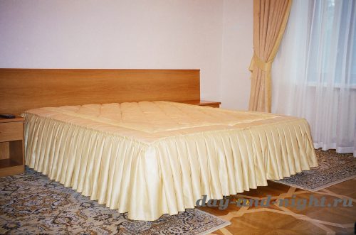 76 стёганое покрывало чехол с оборкой плиссе в гостинице посольства Республики Казахстан в России 76 стёганое покрывало чехол с оборкой плиссе в гостинице посольства Республики Казахстан в России