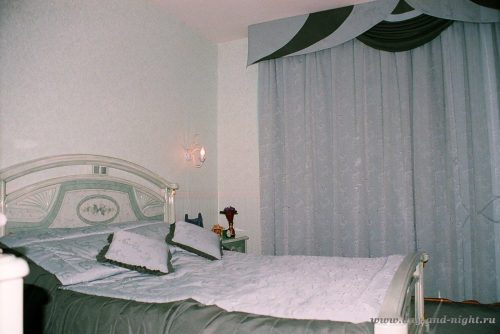 Покрывало с оборкой, декоративные подушки с рюшами, шторы с ламбрекеном бандо в квартире - 138.