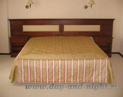 Двухцветное стёганое покрывало чехол на кровать в номере отеля Евросити, г. Москва - 23. Двухцветное стёганое покрывало чехол на кровать в номере отеля Евросити, г. Москва - 23.