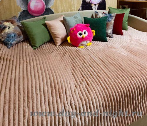 Покрывало и декоративные подушки из розового велюра для дома в детскую комнату 2 крупным планом