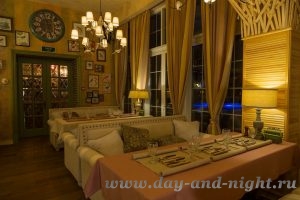Шторы на французские окна, столовый текстиль и декоративные подушки в ресторане Птицы и Пчелы, г. Москва.