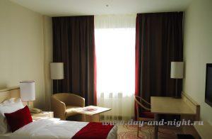 Шторы, покрывало саше и декоративные подушки в номере гостиницы shtori_dlya_gostinic