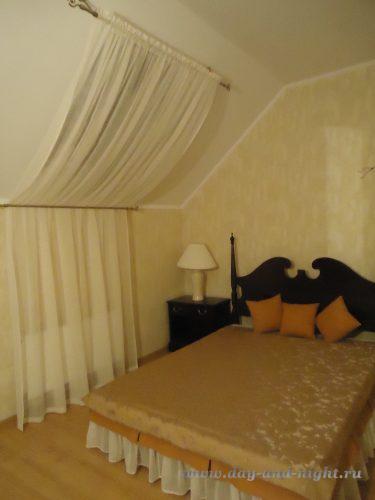Шторы на мансардное окно, покрывало с оборкой и декоративные подушки в номере Люкс гостиницы Вяземград - e1716800372433.
