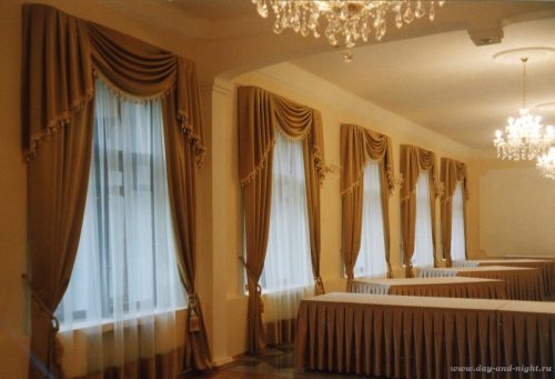 Шторы со свагами с кистями и фуршетные юбки в банкетном зале в посольстве Республики Кыргызстан в России - 4.