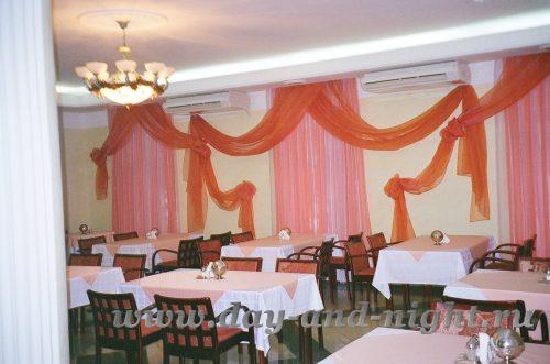 Шторы, вуаль и скатерти с наперонами в дизайне интерьера кафе посольства Республики Казахстан в России - 8.