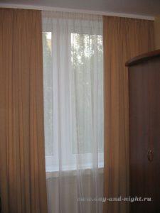 Шторы и тюль в при размещении шкафа возле окна в отеле Евросити, г. Москва - 8.