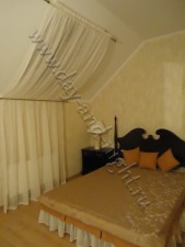 Шторы на мансардное окно, покрывало с оборкой и декоративные подушки в номере Люкс гостиницы Вяземград - 12.