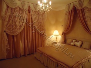 Шторы со свагами, покрывало с оборками и фигурные декоративные подушки в интерьере свадебного номера гостиницы Вяземград - 14.