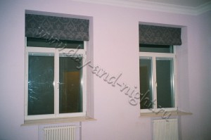 Римские шторы с вензелем, в открытом виде, в квартире Энн Макдональд, г. Москва - 23.