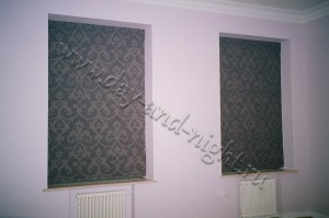 Римские шторы с вензелем, в закрытом виде, в квартире Энн Макдональд, г. Москва - 24.