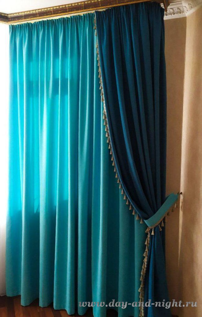 Текстиль для дома - дизайнерские шторы из голубого и синего канваса с декоративной бахрамой золотого цвета на подхватах в частной квартире