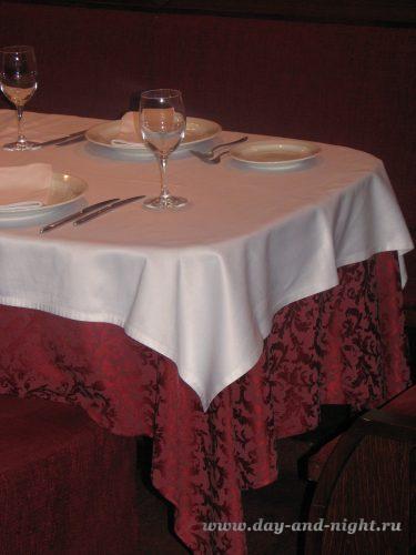 Скатерть и наперон в ресторане Камертон крупным планом - 155.