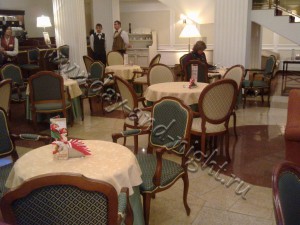Скатерти и напероны на круглых столах крупным планом в лобби-баре гостиницы Бородино - 16.