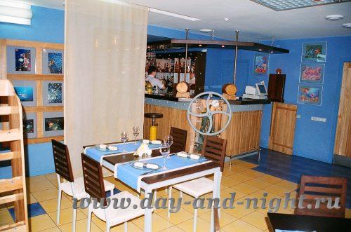 Скатерти дорожки с отделкой и салфетки на столах в ресторане Лохматый Кашалот - 140.