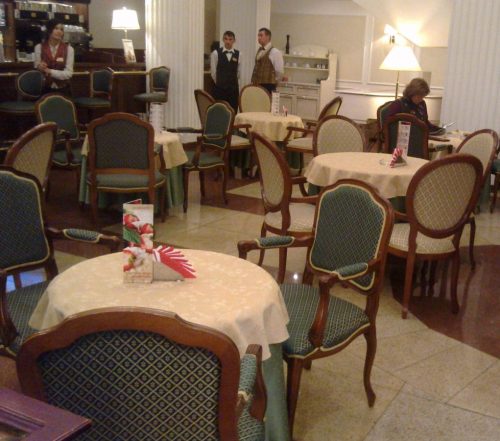 Скатерти и напероны на круглых столах крупным планом в лобби-баре гостиницы Бородино - 1new.
