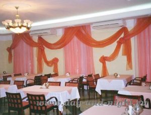 Шторы, вуаль и скатерти с наперонами в дизайне интерьера кафе посольства Республики Казахстан в России - 2.