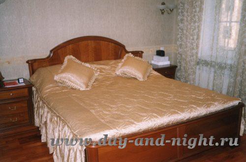 Стёганое покрывало с оборкой и декоративные подушки с рюшами на кровати в спальне квартиры - 114.