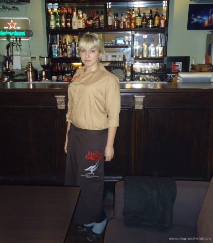 Форма официанта кафе Мёд сбоку. Фартук и рубашка с вышивками логотипа - dsc04369.