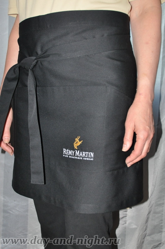 Вышивка на одежде - логотип "Remy Martin" на фартуке