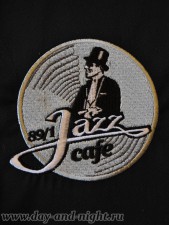 Машинная вышивка логотипа Джаз-кафе.