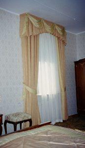 Вуаль и шторы на подхватах с ламбрекеном со свагами в номере гостиницы посольстве Республики Казахстан в России - 5.