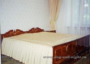 Стёганое покрывало с оборкой плиссе по бокам в гостинице посольства Республики Казахстан в России - 6.