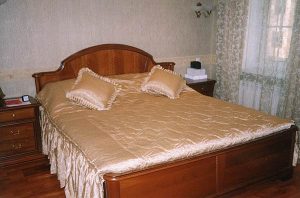 Стёганое покрывало с оборкой и декоративные подушки с рюшами на кровати в спальне квартиры - 26.