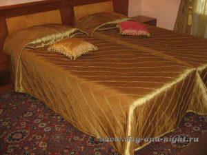 Стёганые покрывала и декоративные подушки с кисточками на кроватях в гостинице Марко Поло Пресня. г. Москва - 4.